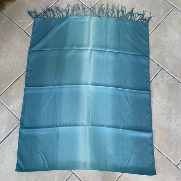 Bundle of 2 large scarves - Picture 3 of 6